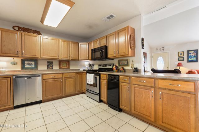 612 Oak Street, Ocean Springs, MS 39564