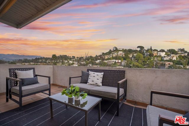 1748 Redesdale Avenue, Los Angeles, CA 90026