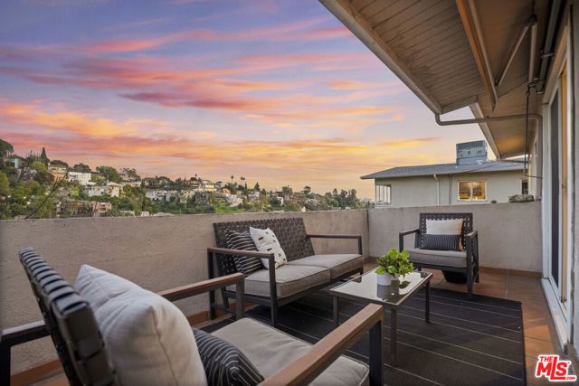 1748 Redesdale Avenue, Los Angeles, CA 90026