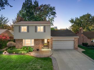 1050 Roslyn Road, Mt Clemens, MI 48043