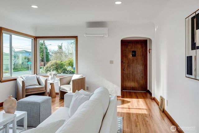 8004 22nd Avenue NW, Seattle, WA 98117