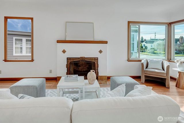 8004 22nd Avenue NW, Seattle, WA 98117