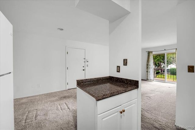 13900 Camelot Drive 84, Sterling Heights, MI 48312