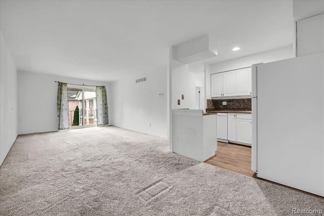 13900 Camelot Drive 84, Sterling Heights, MI 48312