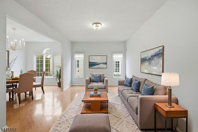 27 Chandler Ct, Monroe Twp., NJ 08831