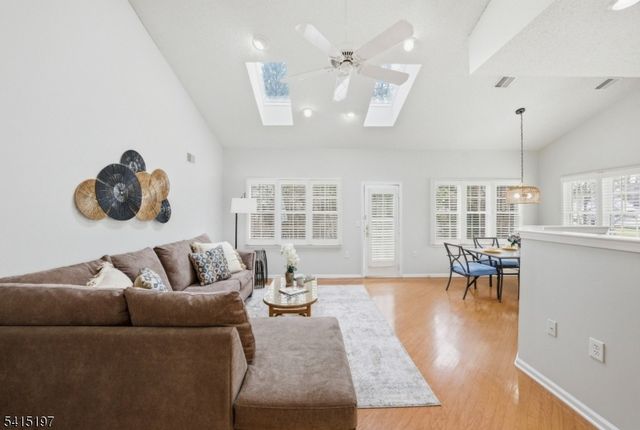 27 Chandler Ct, Monroe Twp., NJ 08831