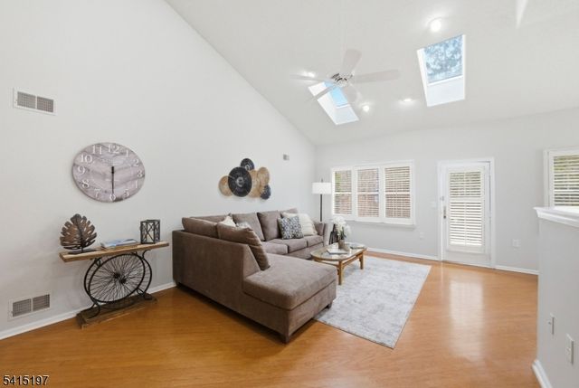 27 Chandler Ct, Monroe Twp., NJ 08831