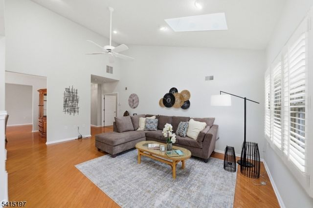 27 Chandler Ct, Monroe Twp., NJ 08831