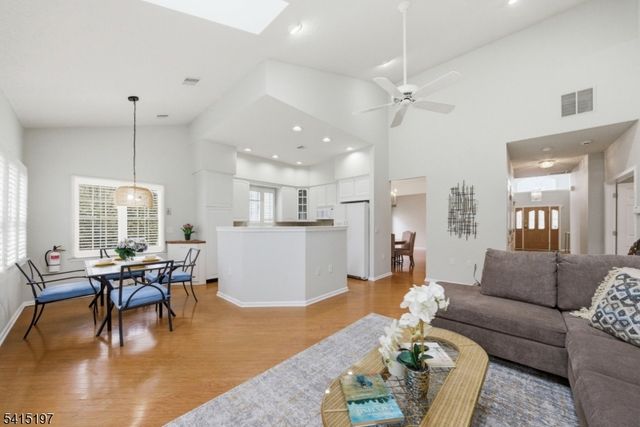 27 Chandler Ct, Monroe Twp., NJ 08831