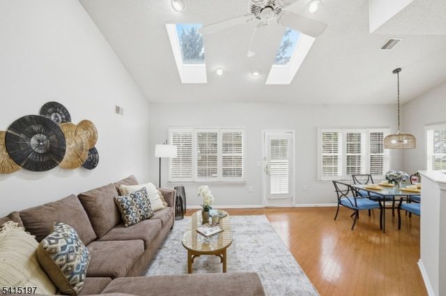 27 Chandler Ct, Monroe Twp., NJ 08831