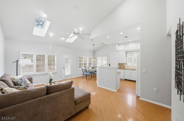 27 Chandler Ct, Monroe Twp., NJ 08831