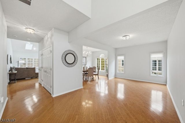 27 Chandler Ct, Monroe Twp., NJ 08831