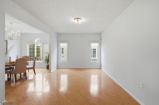 27 Chandler Ct, Monroe Twp., NJ 08831