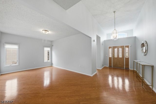 27 Chandler Ct, Monroe Twp., NJ 08831