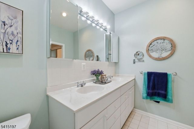 27 Chandler Ct, Monroe Twp., NJ 08831