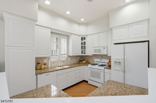 27 Chandler Ct, Monroe Twp., NJ 08831