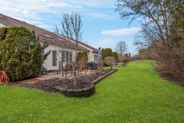 27 Chandler Ct, Monroe Twp., NJ 08831