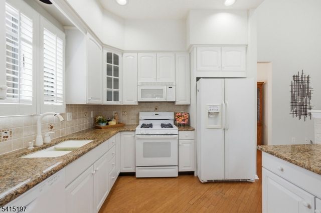 27 Chandler Ct, Monroe Twp., NJ 08831