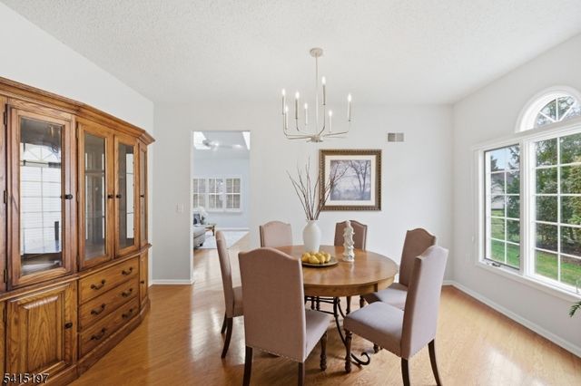 27 Chandler Ct, Monroe Twp., NJ 08831