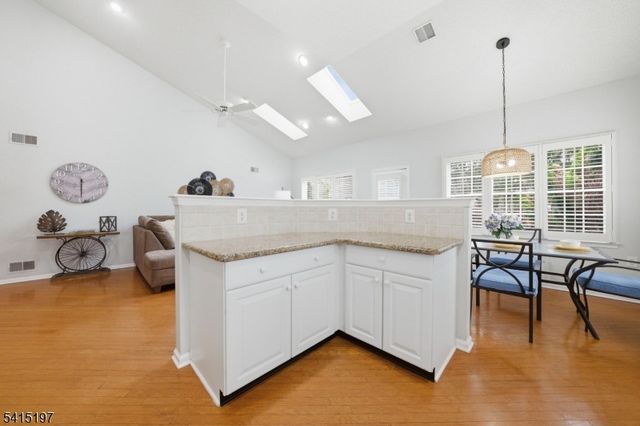 27 Chandler Ct, Monroe Twp., NJ 08831