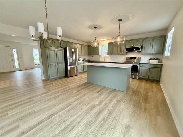 704 Chaucer Lane, Warrensburg, MO 64093