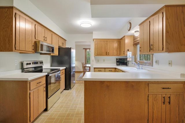 S54W23631 Maple Hill COURT, Waukesha, WI 53189