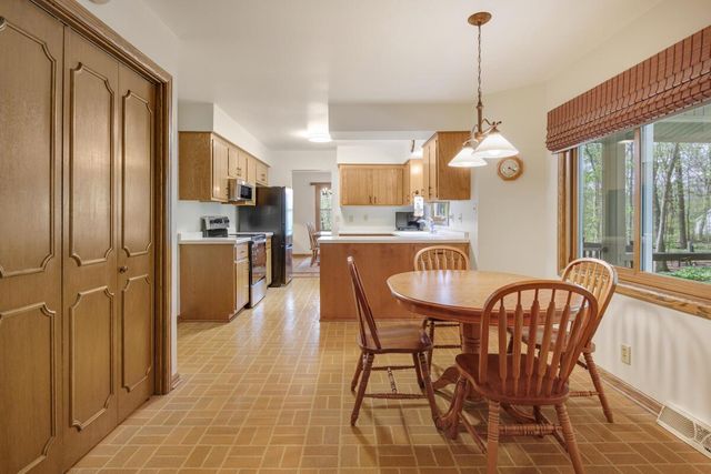 S54W23631 Maple Hill COURT, Waukesha, WI 53189