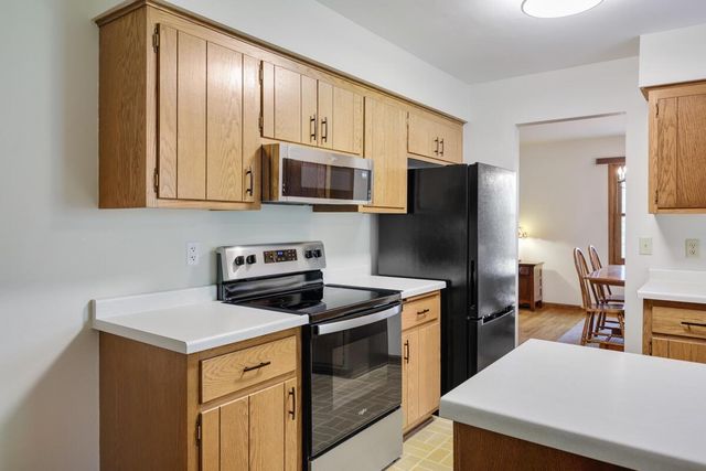 S54W23631 Maple Hill COURT, Waukesha, WI 53189