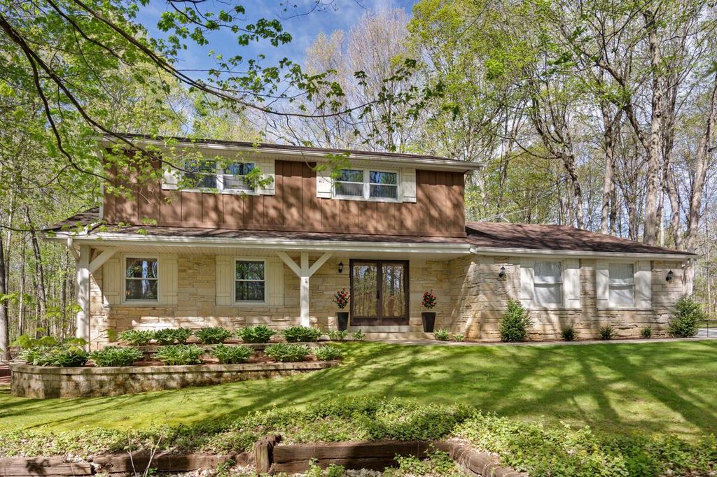 S54W23631 Maple Hill COURT, Waukesha, WI 53189