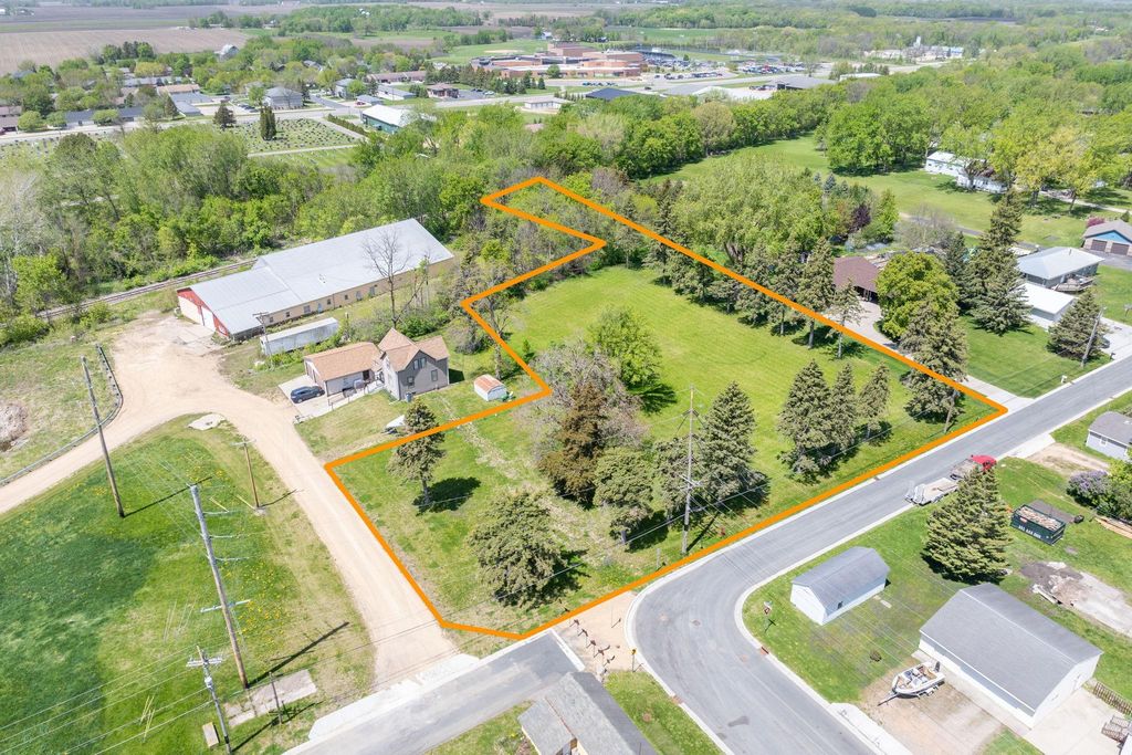 600 1st Street N, Montgomery, MN 56069 — exterior