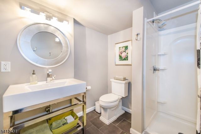 7 Graphite Dr, Woodland Park, NJ 07424