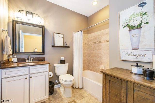 7 Graphite Dr, Woodland Park, NJ 07424