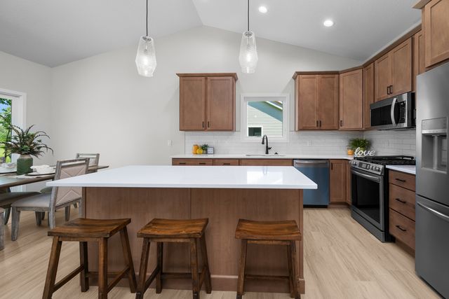 1210 Eagle's Crest Drive, Davenport, IA 52804