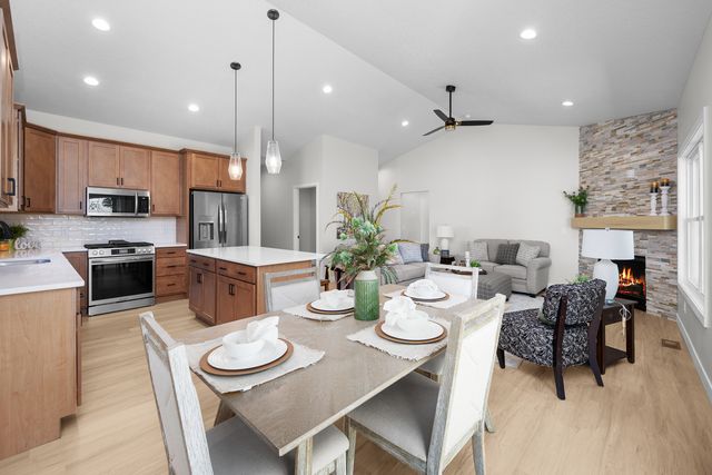 1210 Eagle's Crest Drive, Davenport, IA 52804