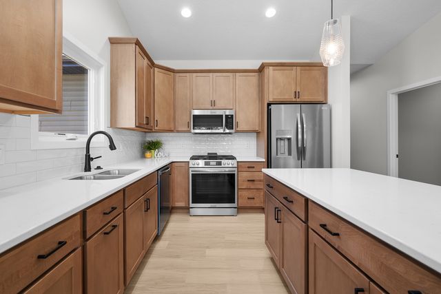 1210 Eagle's Crest Drive, Davenport, IA 52804