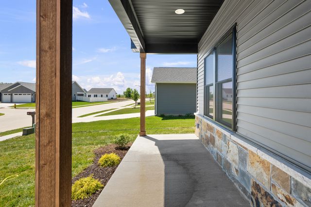 1210 Eagle's Crest Drive, Davenport, IA 52804