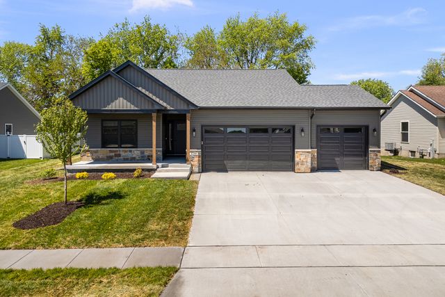1210 Eagle's Crest Drive, Davenport, IA 52804