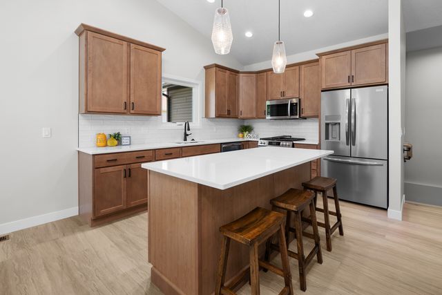 1210 Eagle's Crest Drive, Davenport, IA 52804