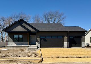 1210 Eagle's Crest Drive, Davenport, IA 52804