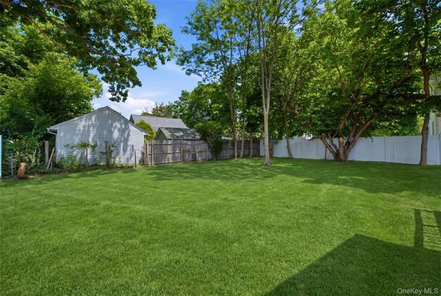 19 Lacrosse Road, Mastic Beach, NY 11951