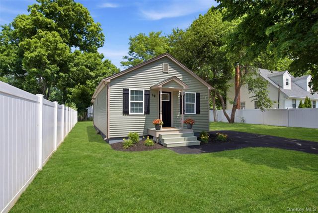 19 Lacrosse Road, Mastic Beach, NY 11951