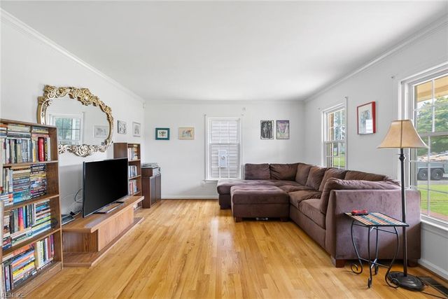 25 Hampshire DR, Hampton, VA 23669