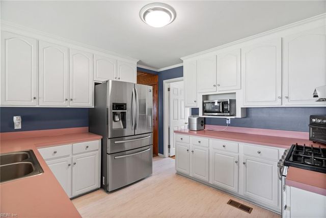 25 Hampshire DR, Hampton, VA 23669