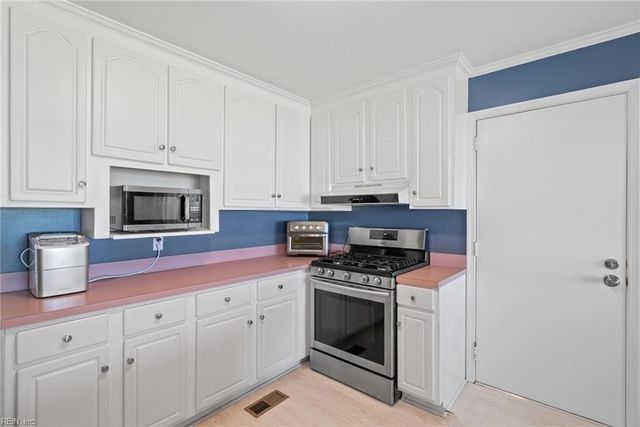 25 Hampshire DR, Hampton, VA 23669