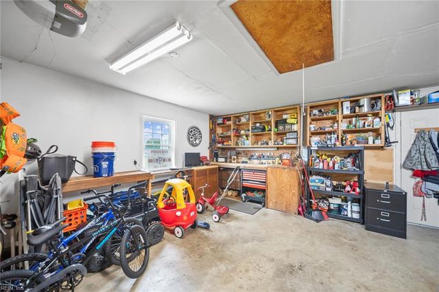 25 Hampshire DR, Hampton, VA 23669