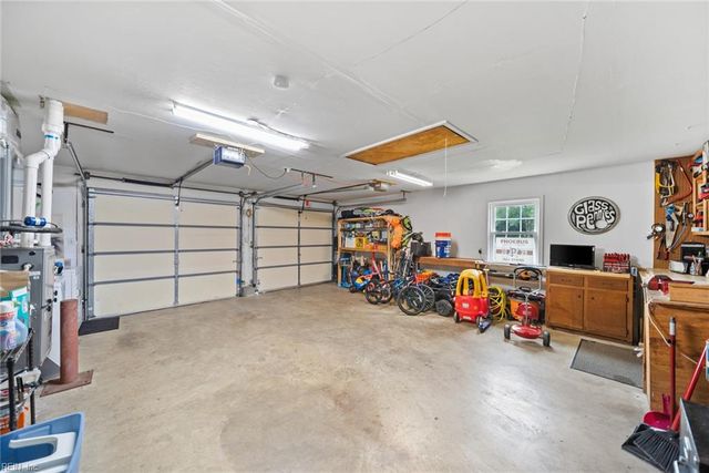25 Hampshire DR, Hampton, VA 23669