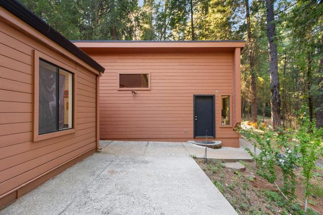13011 Admiral Ln, Grass Valley, CA 95945