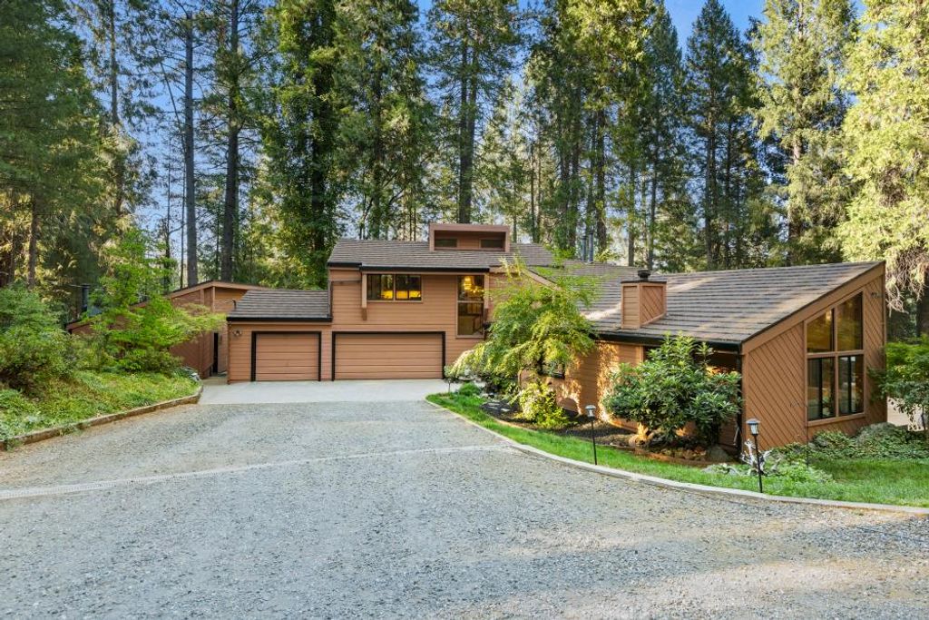 13011 Admiral Ln, Grass Valley, CA 95945