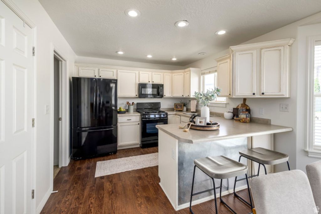 Image 11 of property listing at 2122 N MILLET PL, Saratoga Springs, UT 84045