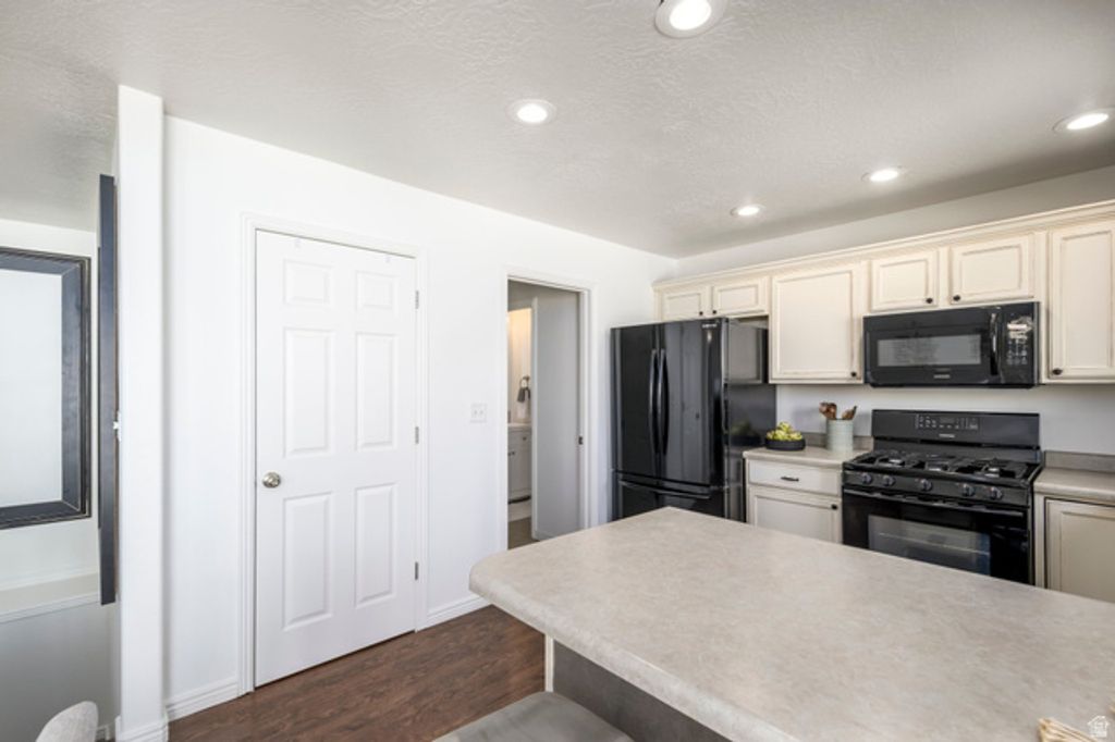 Image 13 of property listing at 2122 N MILLET PL, Saratoga Springs, UT 84045
